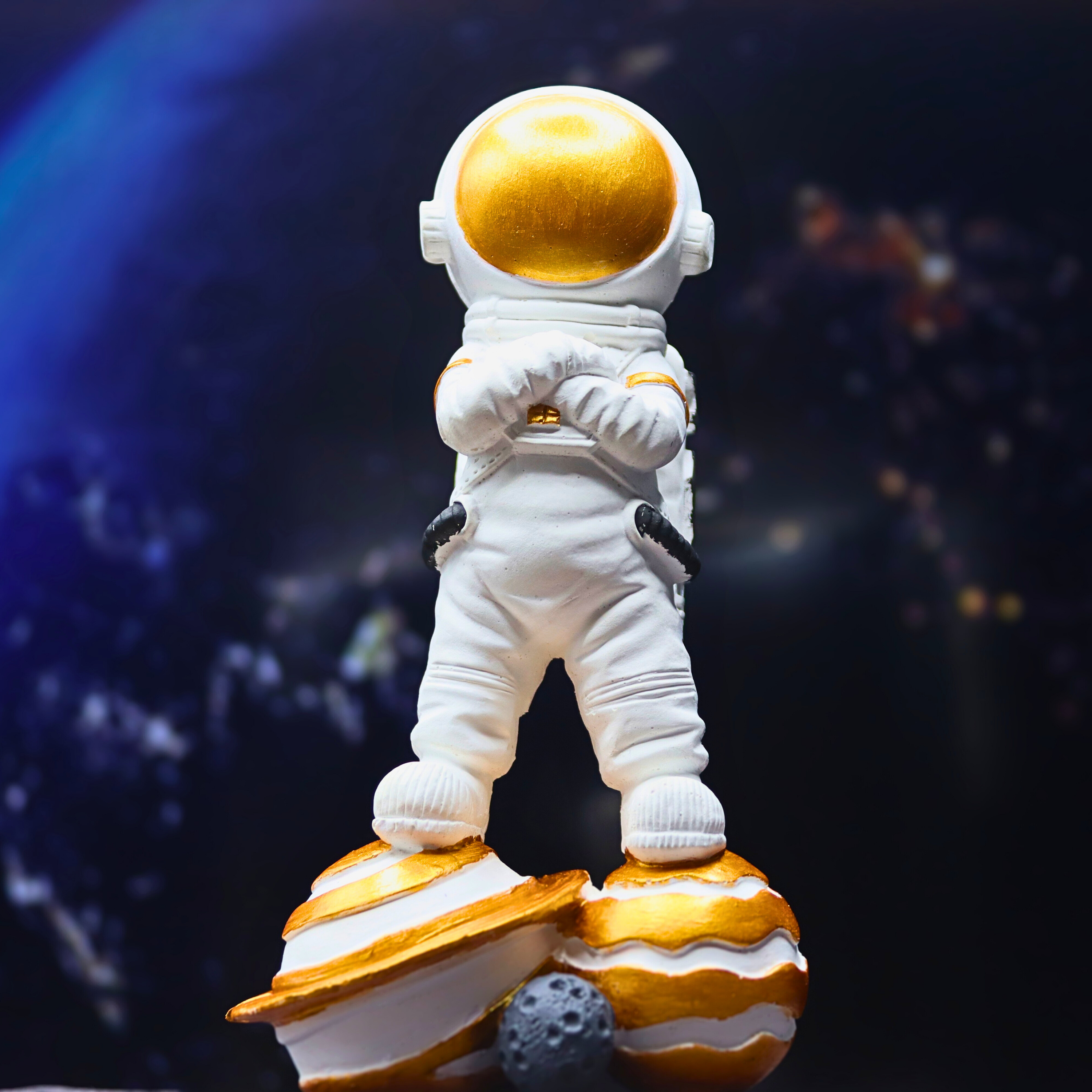 Galaksi Yolcusu: Altın Detaylı El Yapımı Astronot Biblo