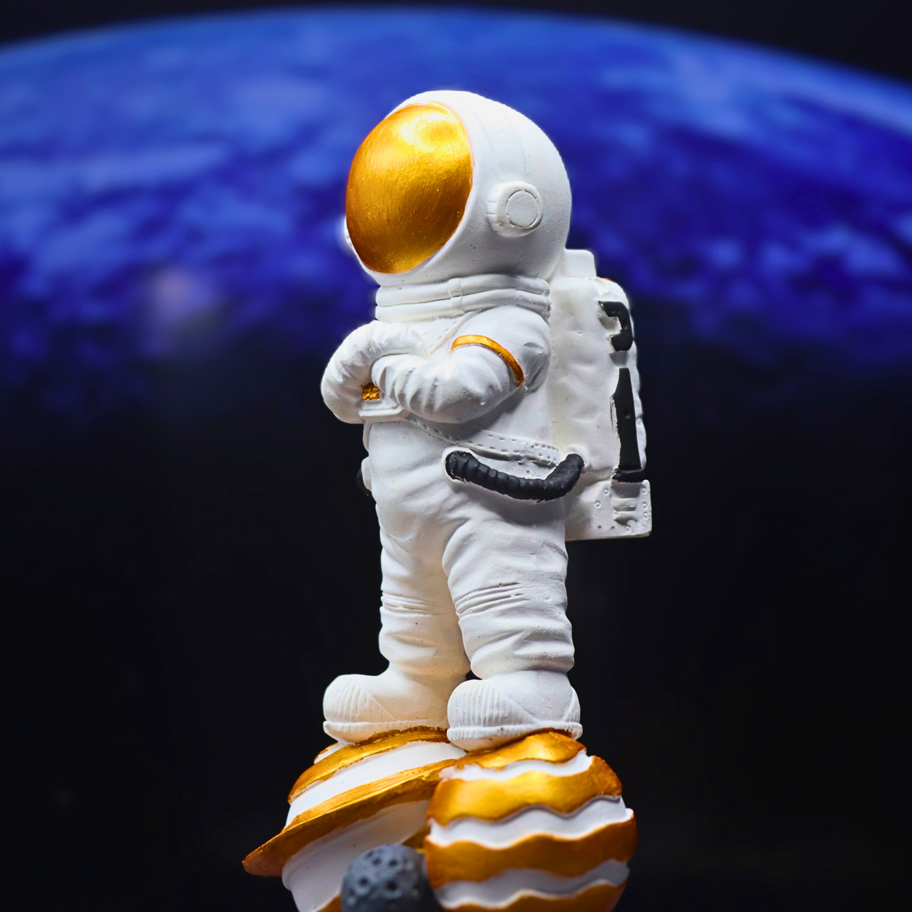 Galaksi Yolcusu: Altın Detaylı El Yapımı Astronot Biblo
