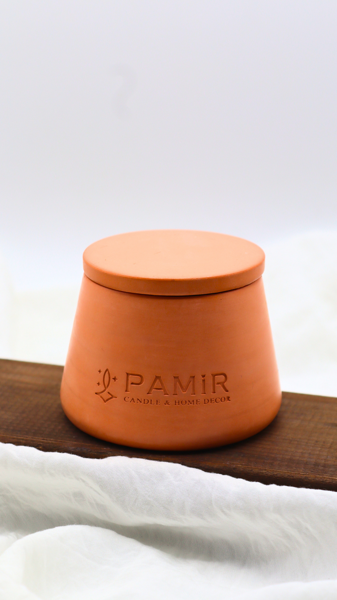 Pamir Modern Kapaklı Taş Mum Koleksiyonu: Estetik Tasarım ve Doğal Renklerin Buluşması