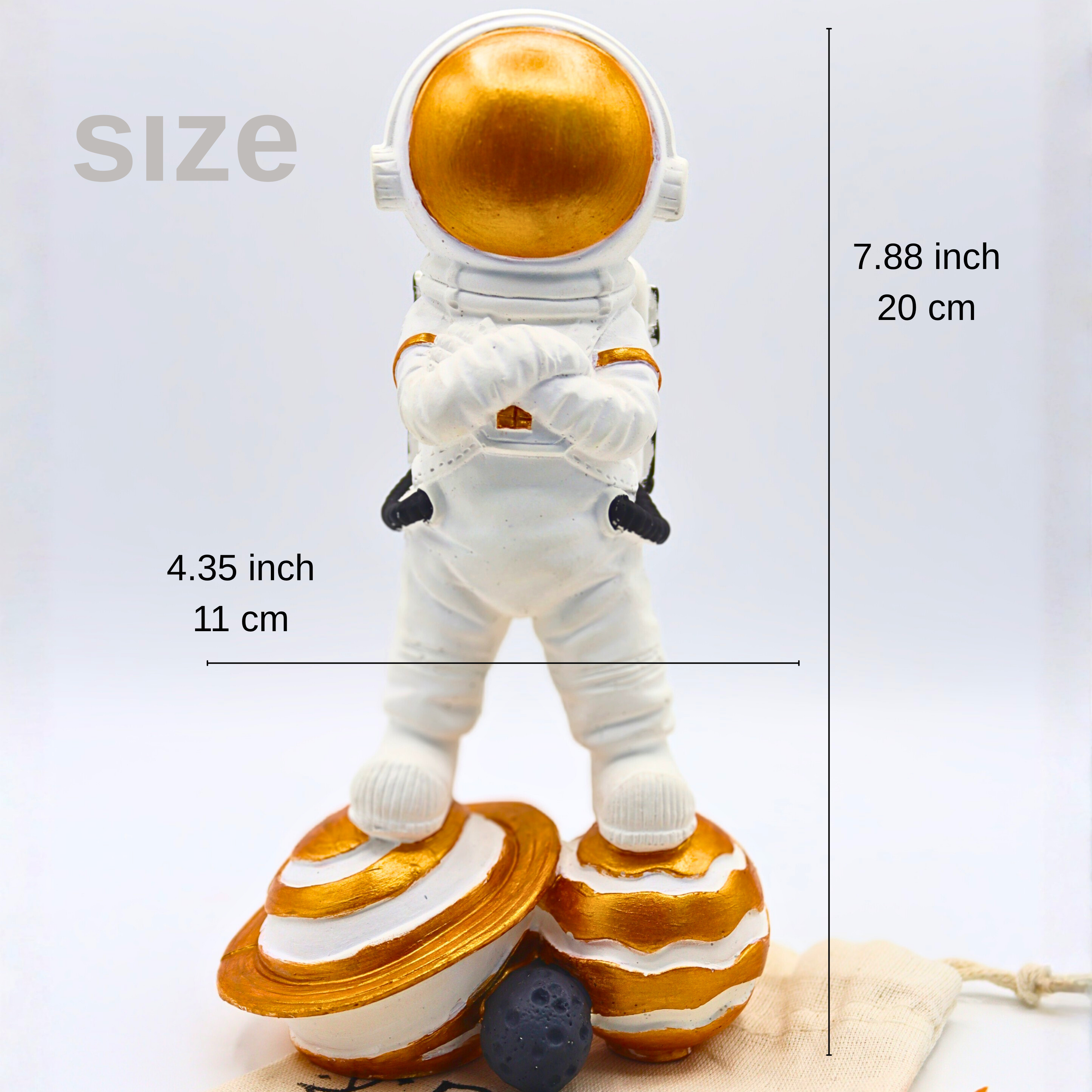 Galaksi Yolcusu: Altın Detaylı El Yapımı Astronot Biblo