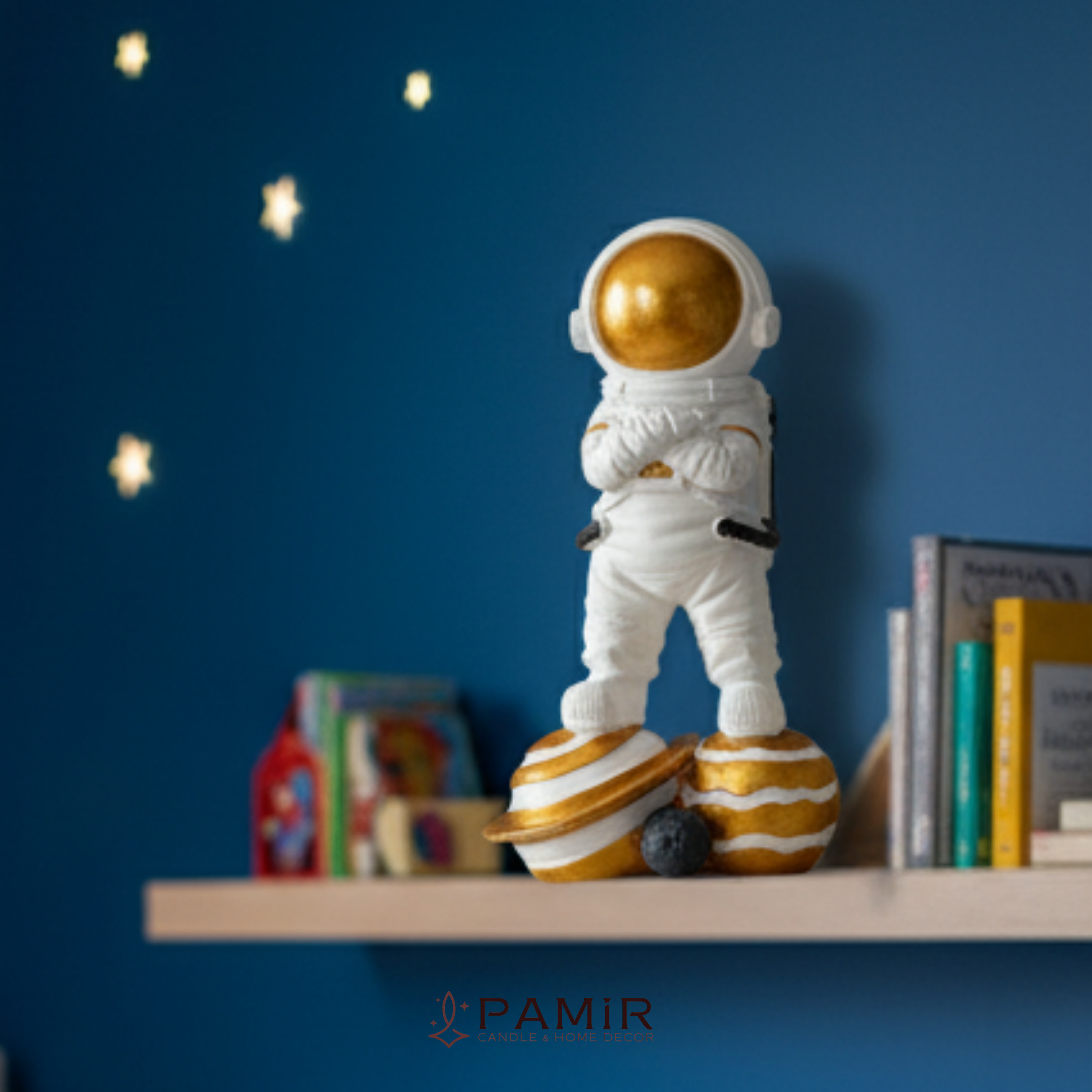 Galaksi Yolcusu: Altın Detaylı El Yapımı Astronot Biblo