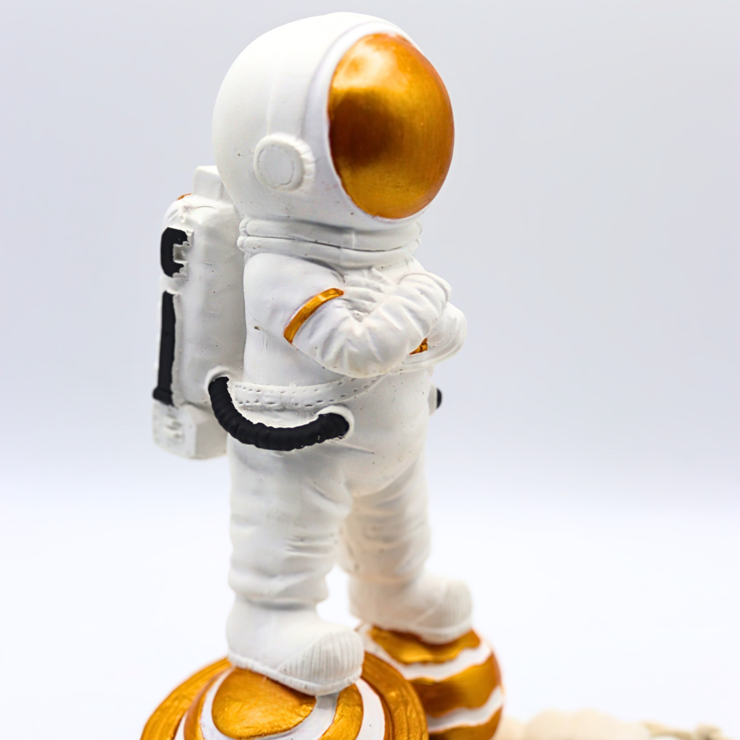 Galaksi Yolcusu: Altın Detaylı El Yapımı Astronot Biblo