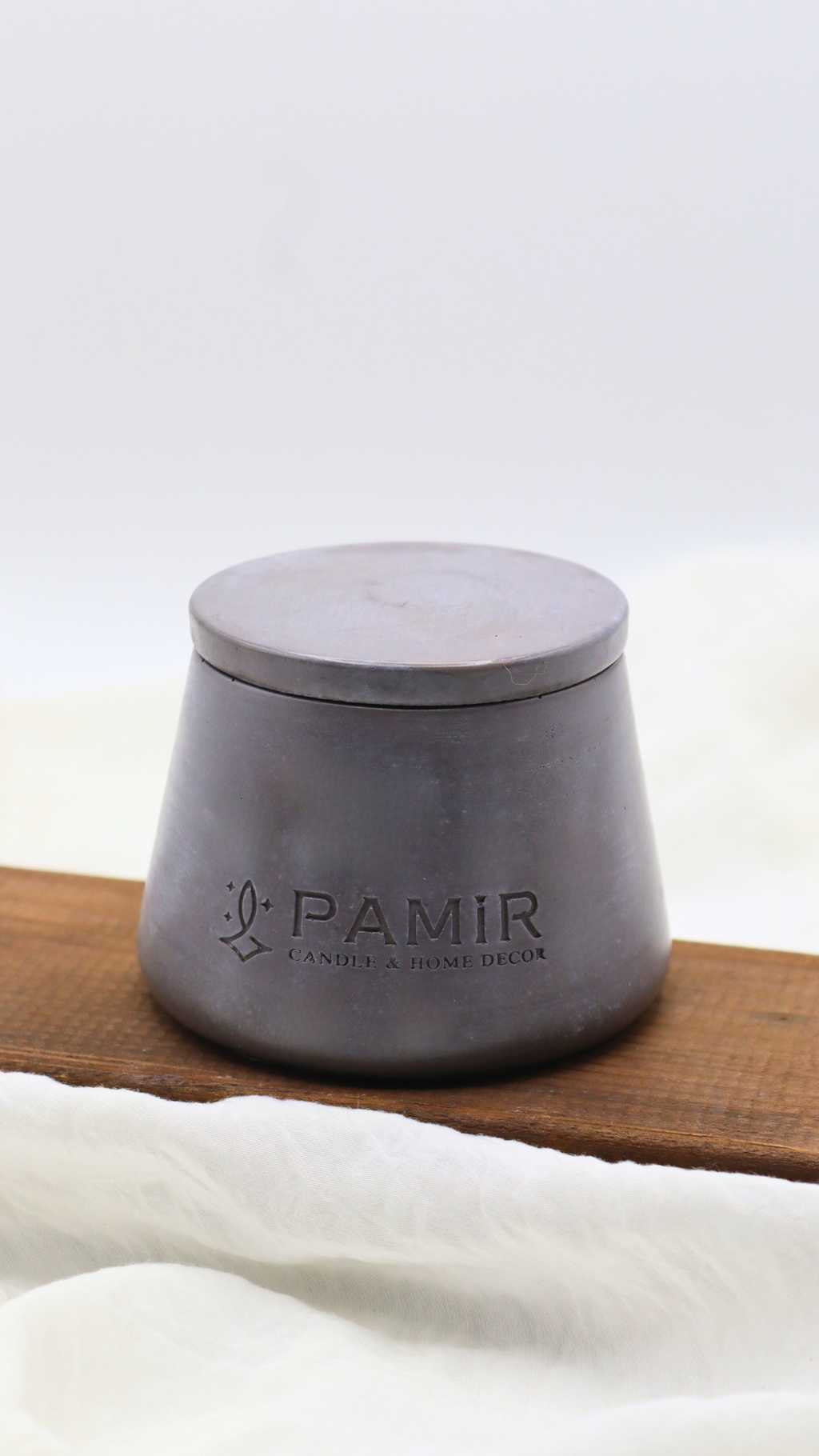 Pamir Modern Kapaklı Taş Mum Koleksiyonu: Estetik Tasarım ve Doğal Renklerin Buluşması