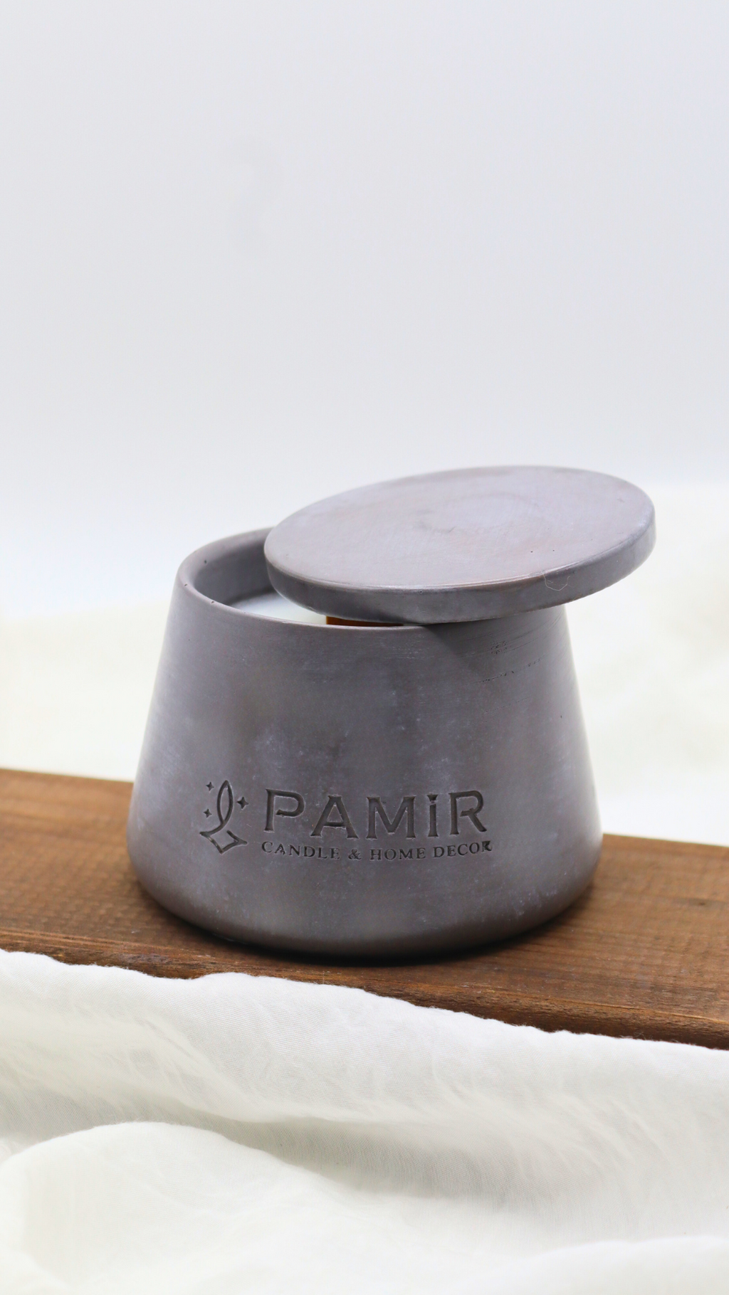 Pamir Modern Kapaklı Taş Mum Koleksiyonu: Estetik Tasarım ve Doğal Renklerin Buluşması